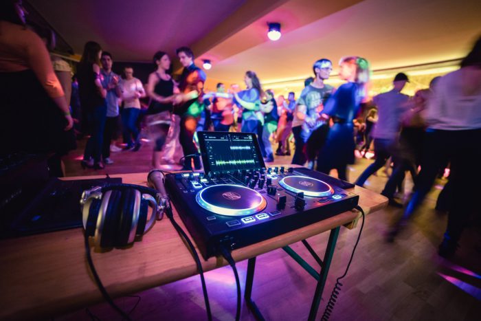 Playlist, Hobby-DJ oder Profi-DJ: Das sind die Vor- und Nachteile