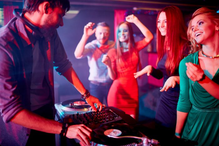 Auf der Party Stimmung machen: So kriegt ihr als DJ die Tanzfläche voll