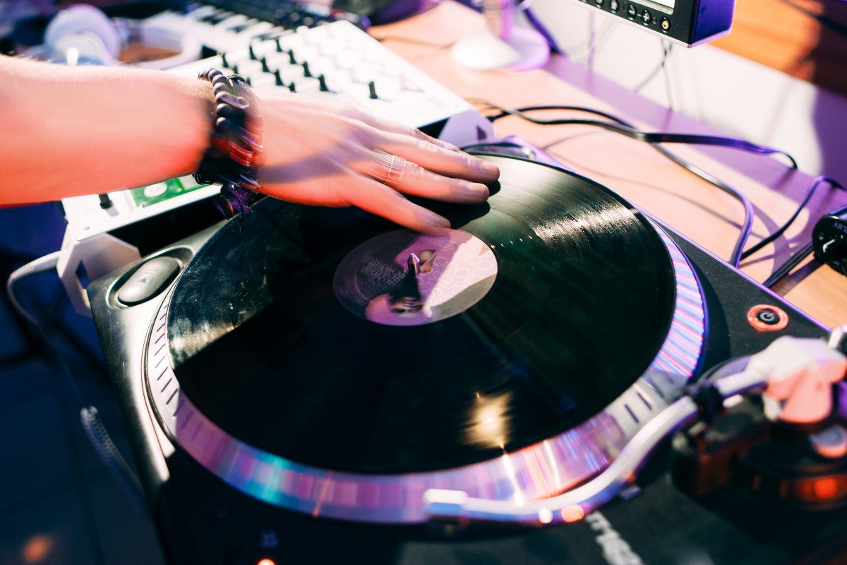 Wie wird man zum erfolgreichen DJ?  Profi-DJs teilen Storys & Tipps